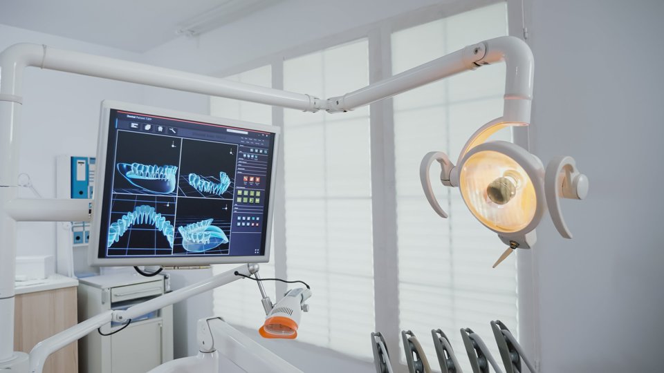 Consultório odontológico com cadeira e equipamentos odontológicos